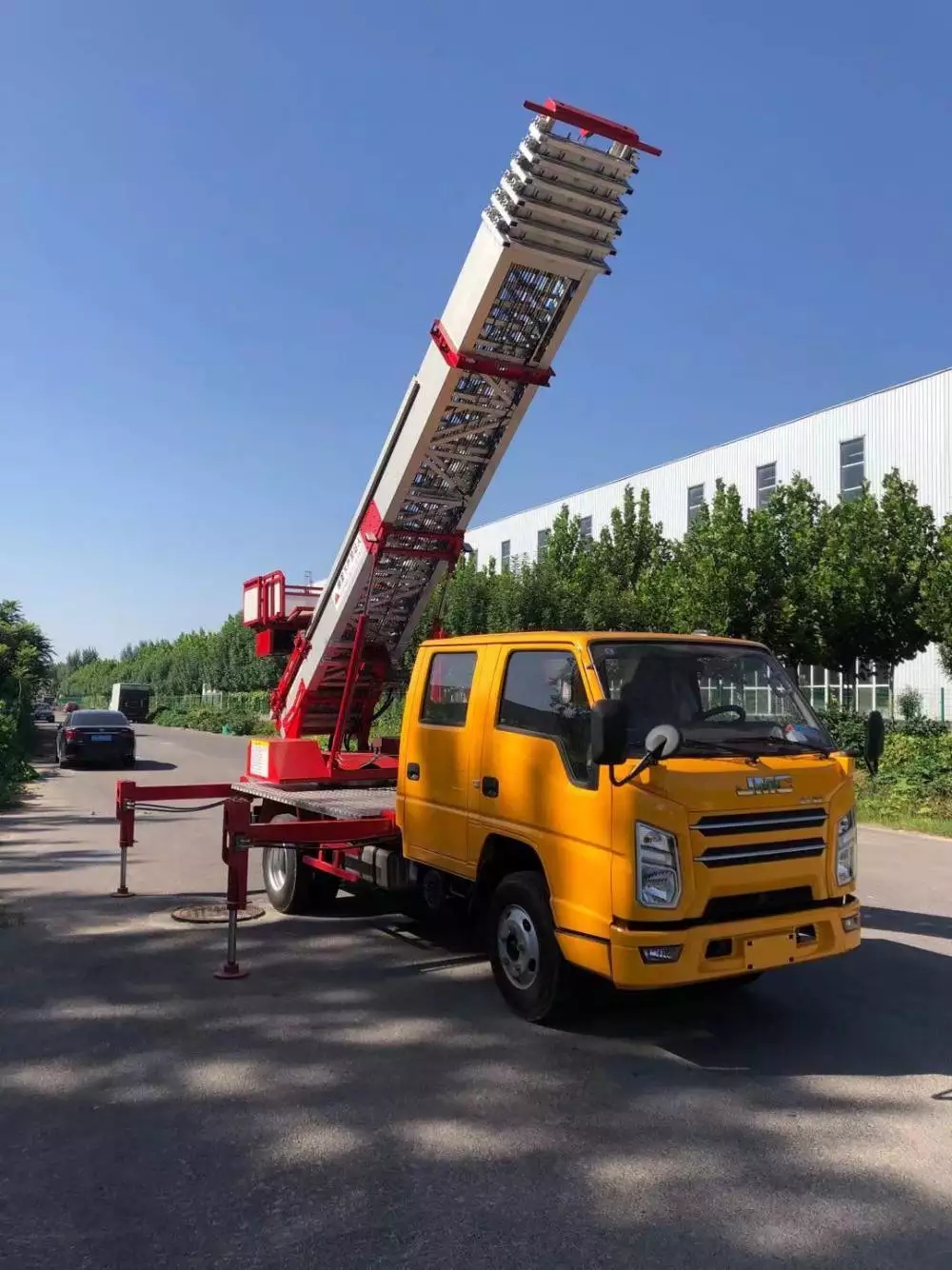 新龙镇附近的云梯车出租服务：轻松解决高空作业需求